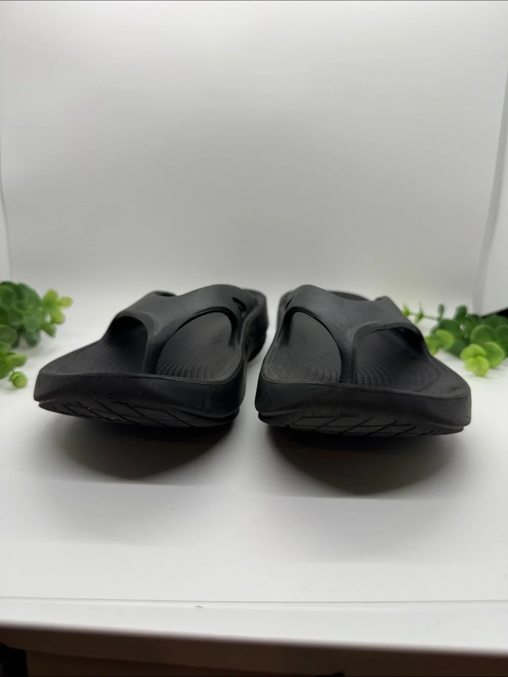 Oofos Kids Flip Flops-Size 4